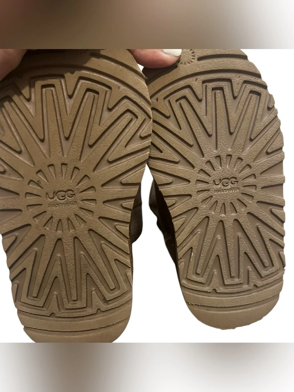 UGG Mini Zip Winter Boot in Chestnut Suede EUC 9 girls